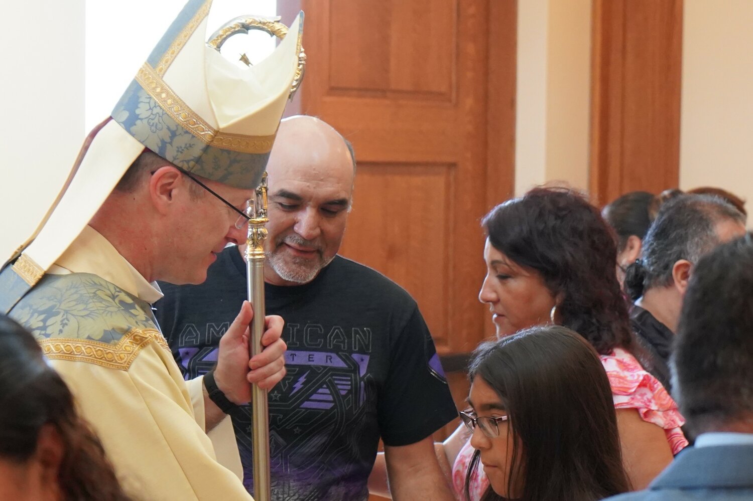 El obispo W. Shawn McKnight saluda a la gente después de una Misa diocesana en Español en la Catedral de St. Joseph el 18 de junio.